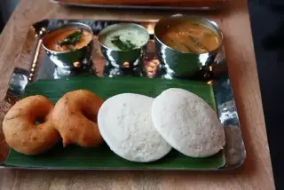 Idli & Medu Vada Combo (2 pcs each Combo) Idli & Medu Vada Combo (2 pcs each Combo)